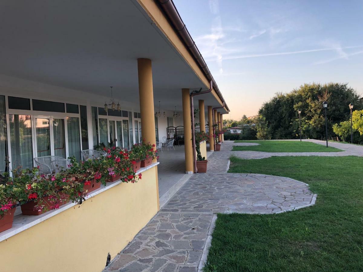 אפריליה Agriturismo "Lo Zafferano" מראה חיצוני תמונה